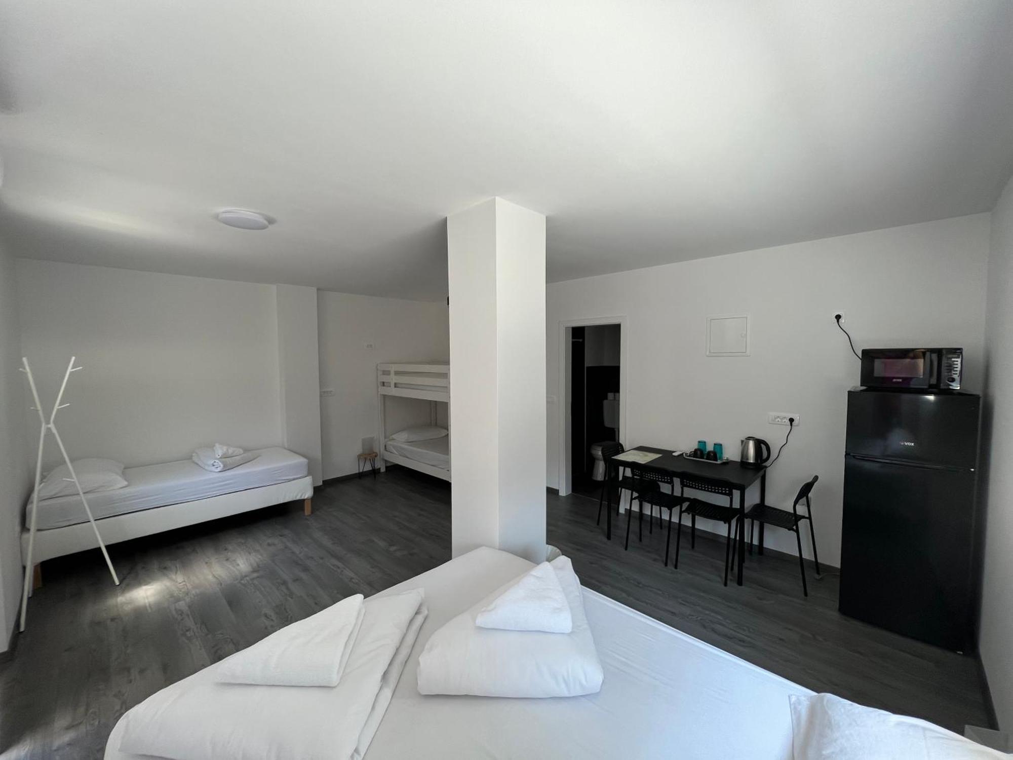 Hotel Lemonwood House Postumia Esterno foto
